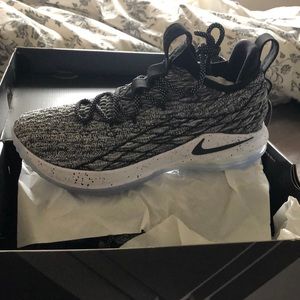 Brand new Lebron XV Los basketball/volleyball shoe